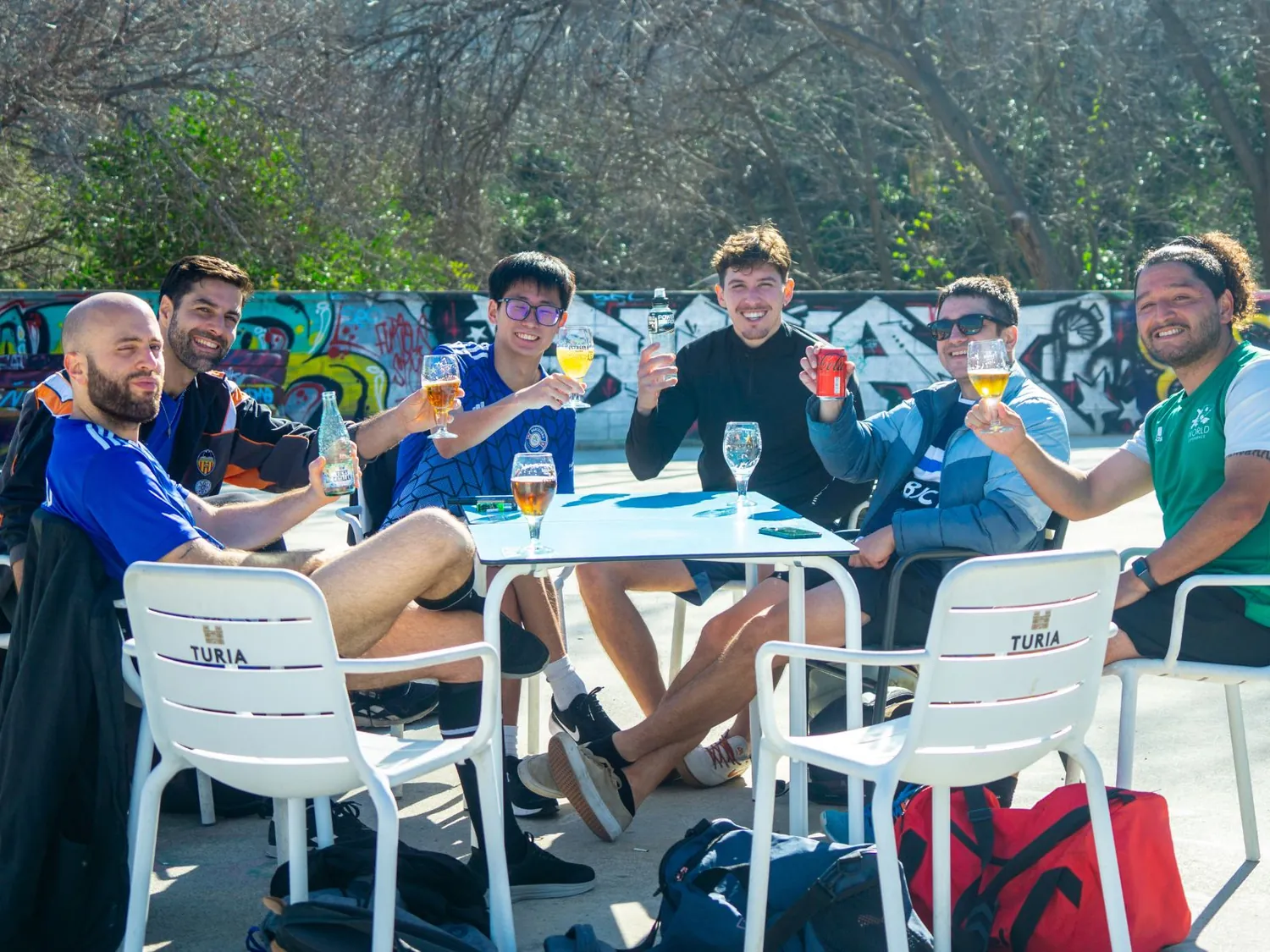 Cervezas al sol tras el partido